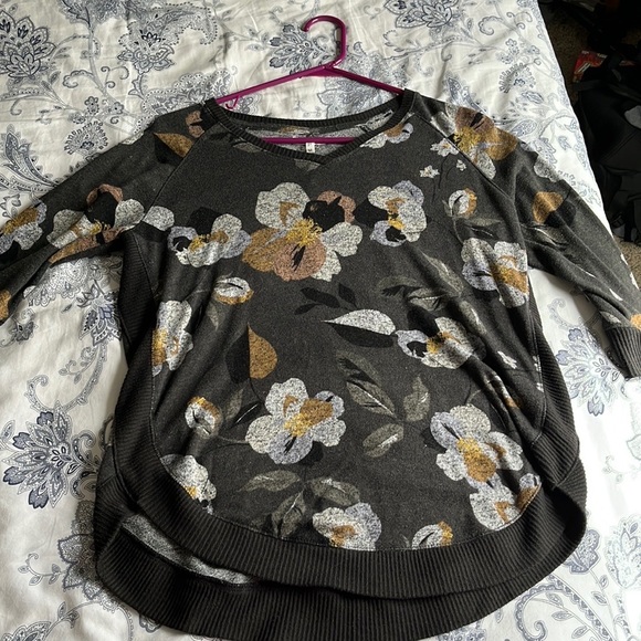 Huge lot (9) of Maurice’s, M shirts. - Picture 4 of 8